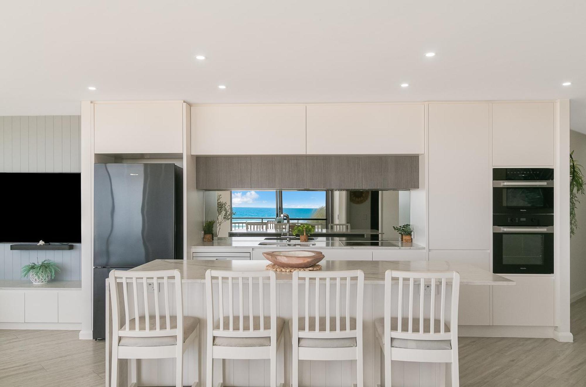 Oceanside Resort - Absolute Beachfront Apartments Gold Coast Eksteriør billede