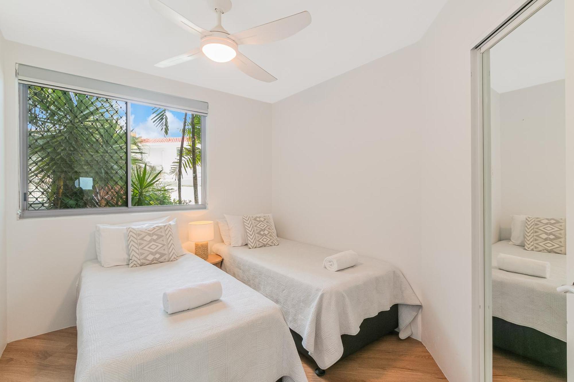 Oceanside Resort - Absolute Beachfront Apartments Gold Coast Eksteriør billede