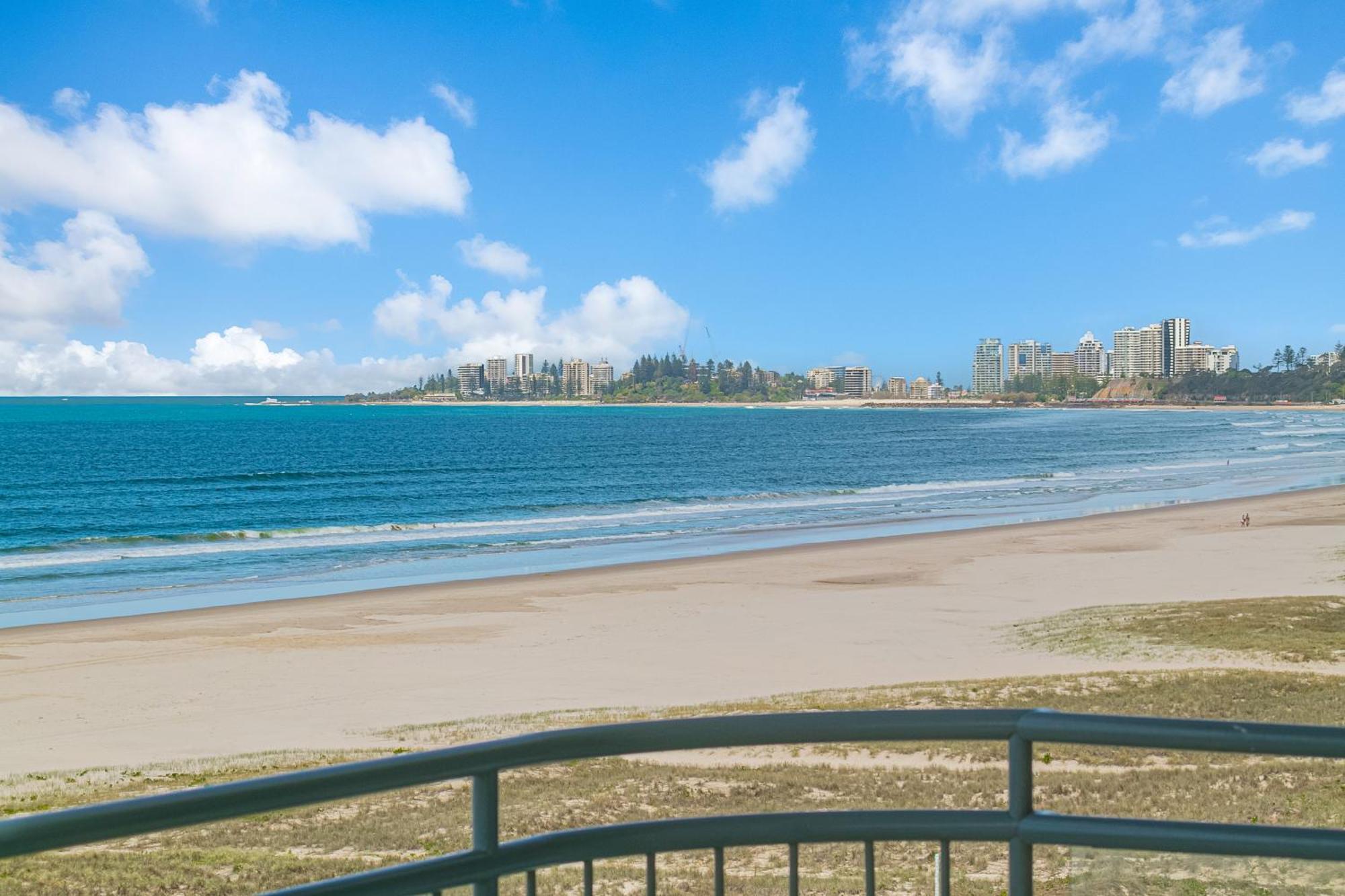 Oceanside Resort - Absolute Beachfront Apartments Gold Coast Eksteriør billede
