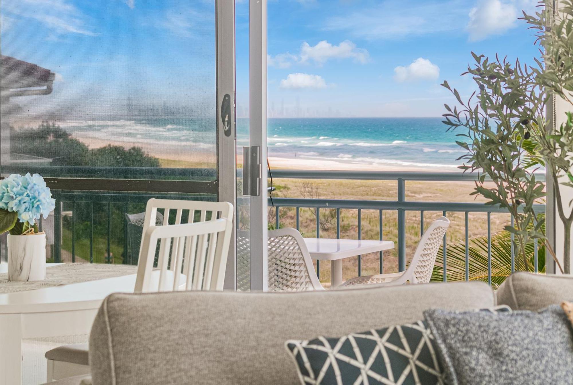 Oceanside Resort - Absolute Beachfront Apartments Gold Coast Eksteriør billede