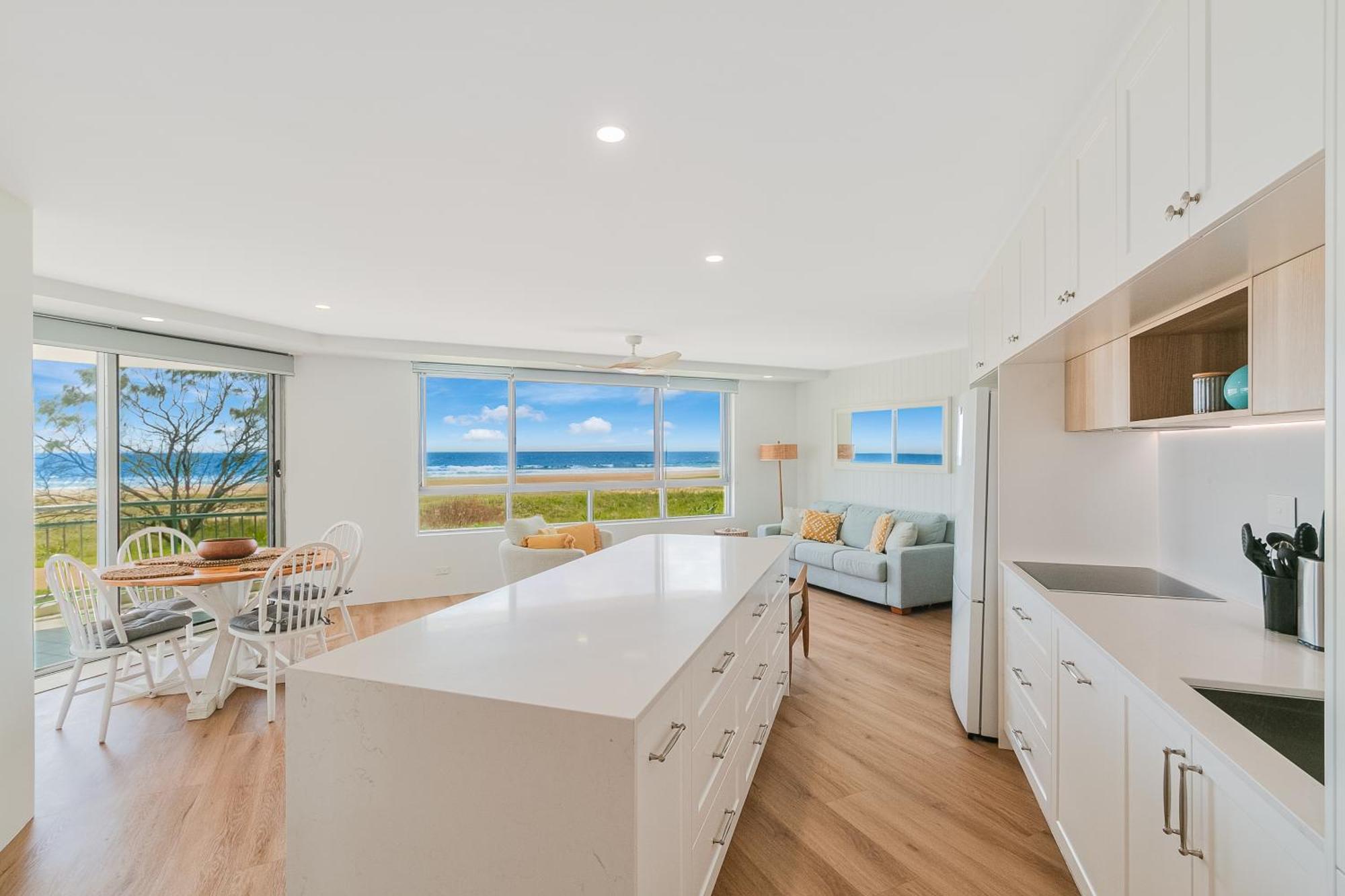 Oceanside Resort - Absolute Beachfront Apartments Gold Coast Eksteriør billede