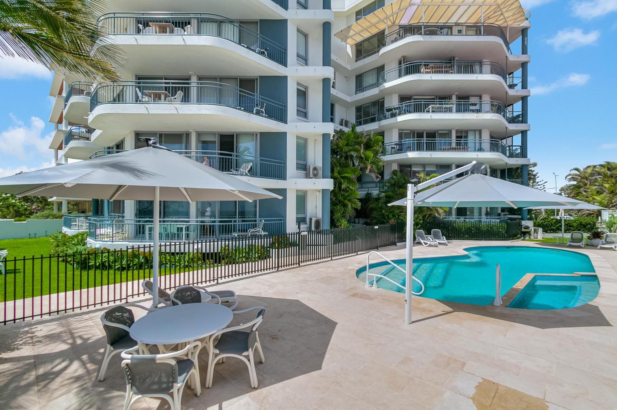Oceanside Resort - Absolute Beachfront Apartments Gold Coast Eksteriør billede