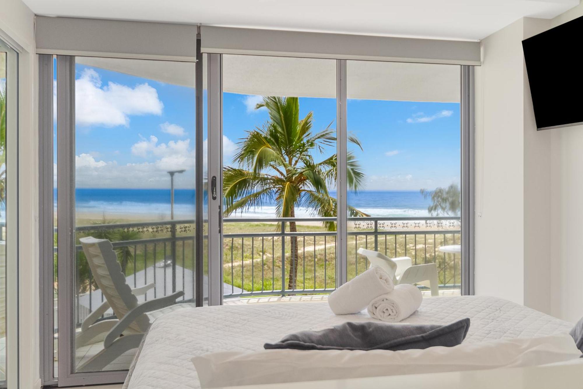 Oceanside Resort - Absolute Beachfront Apartments Gold Coast Eksteriør billede