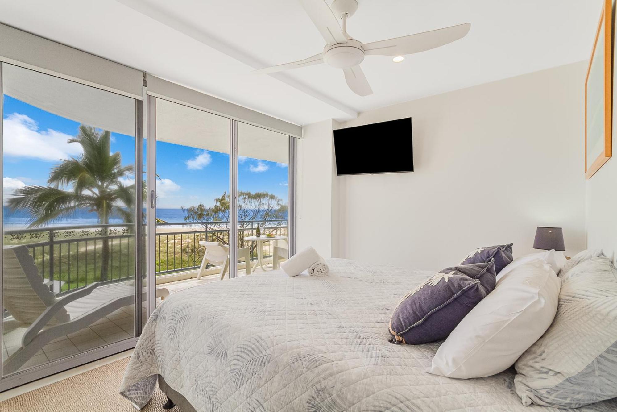 Oceanside Resort - Absolute Beachfront Apartments Gold Coast Eksteriør billede