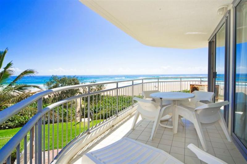 Oceanside Resort - Absolute Beachfront Apartments Gold Coast Eksteriør billede