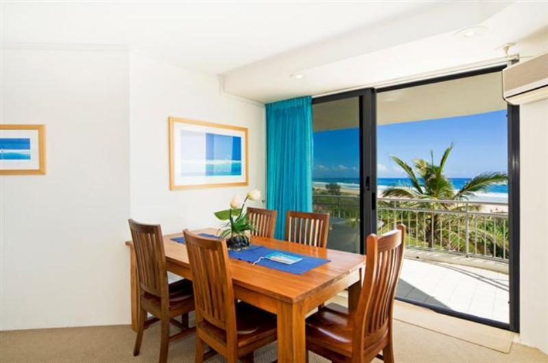 Oceanside Resort - Absolute Beachfront Apartments Gold Coast Eksteriør billede
