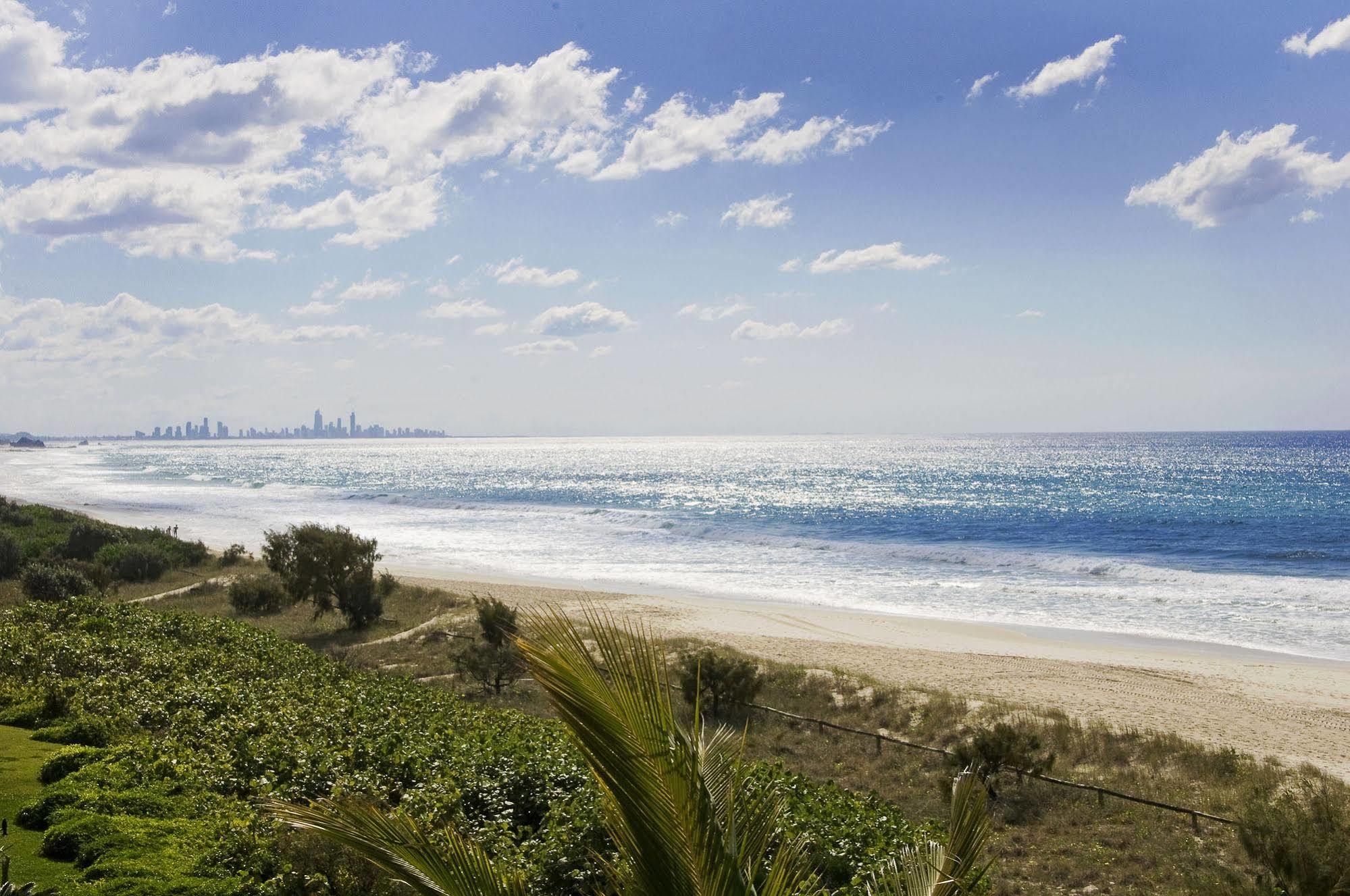Oceanside Resort - Absolute Beachfront Apartments Gold Coast Eksteriør billede